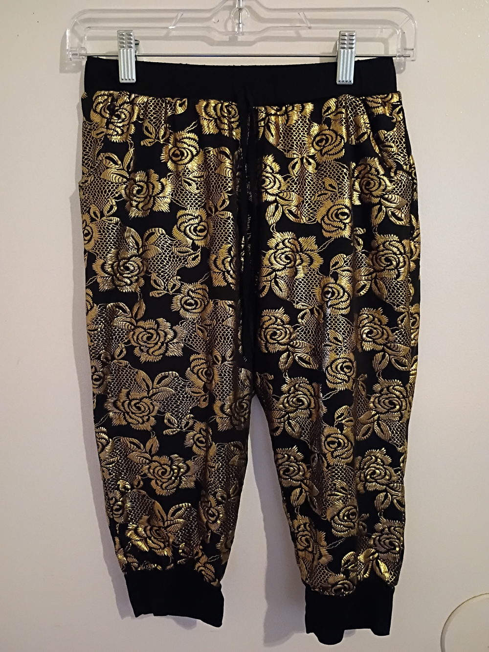 Source Unknown Women's Black and Gold Floral Knee Length Pants Sz S